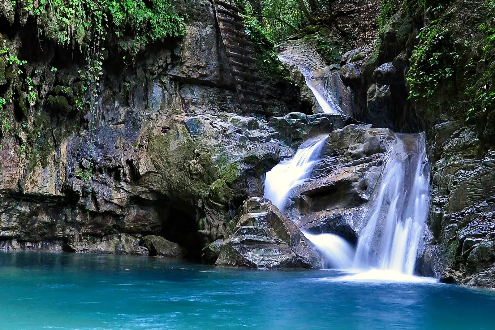 Cascada y poza turquesa en Damajagua, Puerto Plata